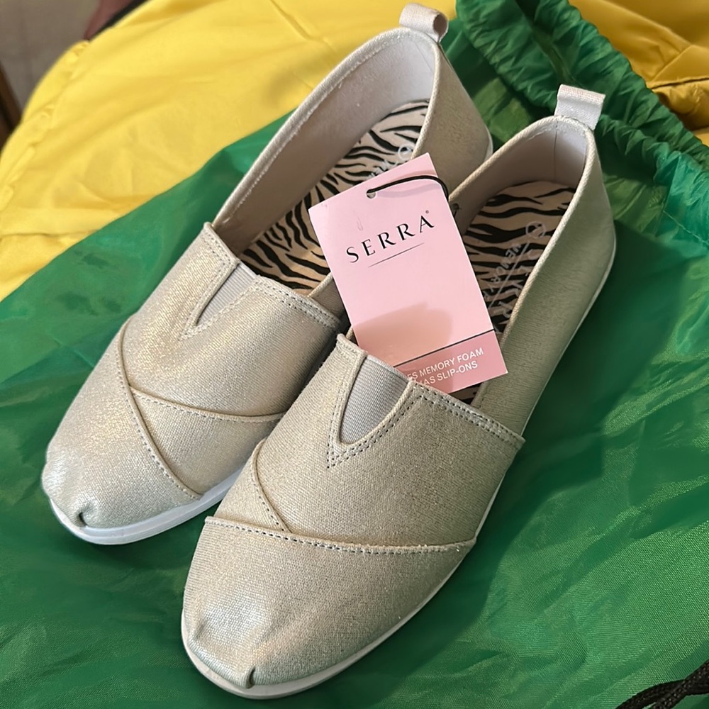 Serra size 7 ladies memory foam canvas slip-ons. NWT & box